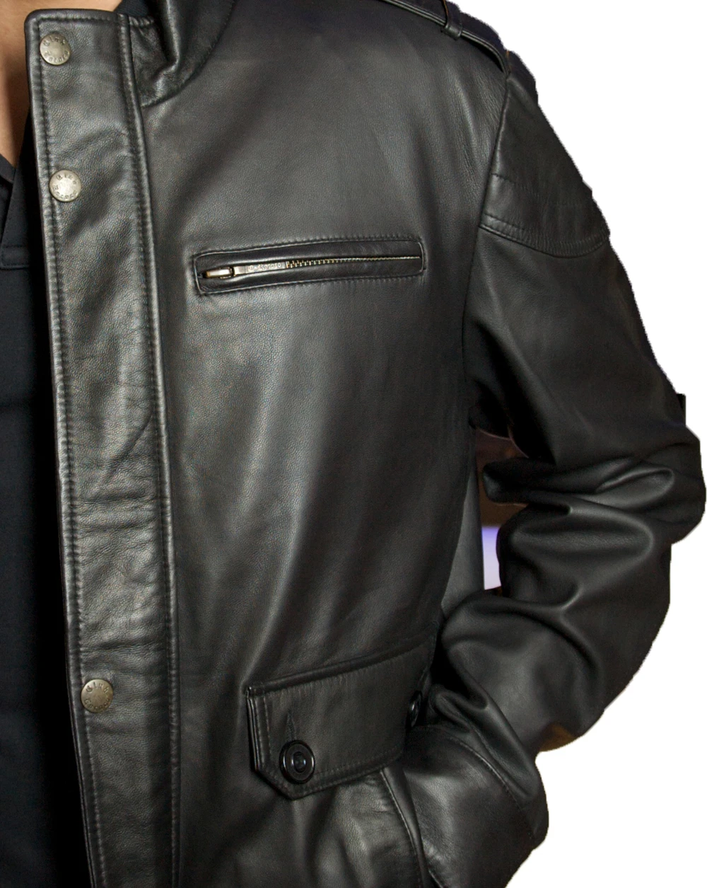 Give your casual looks a smart finish in this leather jacket